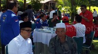 Pasangan duet Anas-Yusuf jilid dua diusung sejumlah partai, yaitu PDI Perjuangan, Gerindra, PAN, PKS, Nasdem dan detik detik terakhir Partai Demokrat juga beri dukungan pada pasangan incumbent ini. Putri Akmal/detikFoto.