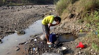 Warga membuat sumur-sumur kecil atau belik untuk menampung resapan air sungai.