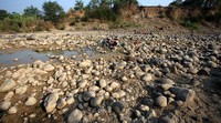 Sejumlah warga mencari air di sungai yang mulai mengering.