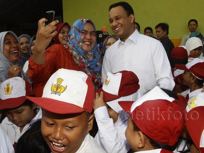 Ketika Anies Baswedan Diajak Selfie Ibu-ibu