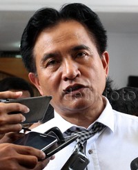 Tujuan mengajukan gugatan praperadilan apakah penetapan Pak Dahlan sebagai saksi jadi tersangka sah atau tidak sesuai ketentuan KUHP atau tidak. Putusan MK, tersangka sebagai objek praperadilan. Apabila tidak sah maka penetapan itu harus dicabut, ujar Yusril. Lamhot Aritonang/detikFoto.