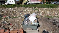 Kebiasaan buruk membuang sampah di sungai belum juga menyadarkan masyarakat.