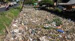 Pemandangan Sampah di Sungai Sidoarjo Mengerikan