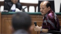 Sutan mendengarkan pembacaan tuntutan.