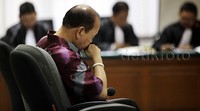 Sutan tertunduk saat JPU membacakan tuntutan untuk dirinya.