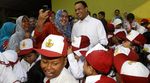 Ketika Anies Baswedan Diajak Selfie Ibu-ibu