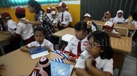 Wali murid mengantarkan anknya sekolah.