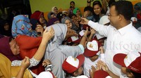Pak, boleh minta foto dulu? tanya seorang ibu berkerudung. Anies melayani permintaan itu dengan ramah.