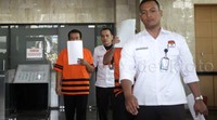 Syamsir Yusfan dan Hakim PTUN Medan Dermawan Ginting keluar bersama dari gedung Komisi Pemberantasan Korupsi (KPK), Jakarta, usai diperiksa, Senin (27/07/2015).