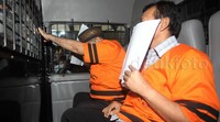Keduanya kembali dibawa rutan.