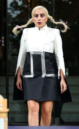 Tampil Seperti Tanpa Busana, Lady Gaga Pamer 3 Sepatu Alexander McQueen