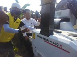 Panen Padi di Klaten, Mentan Amran Pakai Mesin Potong Modern
