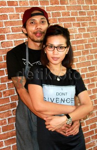     Norman Kamaru dan istri, Cici pamer kemesraan. Pool/Gus Mun/detikFoto.
