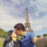 So sweet... Tian mencium Titi di Menara Eiffel. (Instagram/csugiono)