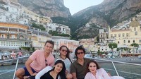 Tak hanya berdua, Titi dan Tian juga berlibur bersama Luna Maya dan pacarnya, Reino Barack, serta rekannya, Dina. (Instagram/titi_kamall)