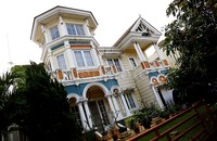 Berlantai dua dengan luas sekitar 1700 meter persegi, rumah Yuki Kato bernuansa biru, krem dan coklat muda.