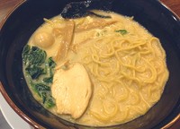 Toripaitan Ramen Shoyu mengandung kolagen karena terbuat dari kaldu ayam yang dimasak lama. Ramen kental berwarna putih susu dilengkapi topping sawi hijau, nori (rumput laut), chasiu ayam, telur puyuh, menma (irisan rebung) dan daun bawang. Rasa kuah ramen memang sangat gurih dengan tekstur kental, creamy dan sedikit berminyak.
