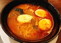 Ramen Angel Pedas masuk dalam jajaran ramen super pedas dengan level 1-5. Terasa paduan gurih dan pedas menyengat sampai ke hidung. Maklum saja, kuah ramen terlihat menggunakan cabai rawit, bubuk cabai dan minyak cabai.