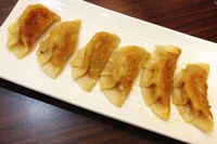 Gyoza dapat dibuat dari ayam maupun udang. Olahannya bisa goreng atau panggang. Gyoza ayam panggang bercitarasa pedas nikmat karena pemakaian cabai.