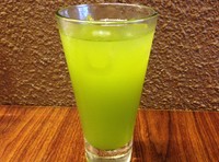 Ocha berwarna hijau terang punya rasa yang menyegarkan. Pengunjung bisa meminta refill untuk minuman ini.
