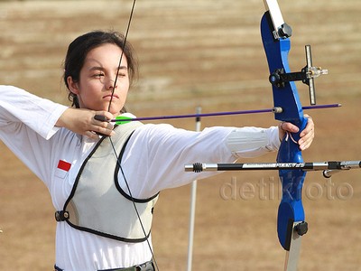 Chelsea Islan Garang Beraksi dengan Panah