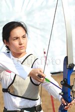 Aksi BCL, Chelsea Islan dan Tara Basro Jadi Atlet Panahan