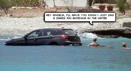 Lupa Direm Tangan, BMW Ini Tercebur ke Laut