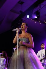 Katy Perry Tampil Anggun di Acara Amal