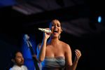 Katy Perry Tampil Anggun di Acara Amal