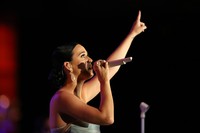 Ia juga mengajak para penonton bernyanyi bersama lewat lagu 'Unconditionally' dan 'Firework'. Adam Bettcher/Getty Images/detikFoto.