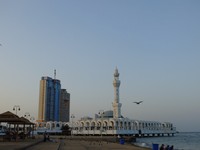 Floating Mosque, alias Masjid Terapung adalah salah satu ikon Kota Jeddah. Terletak persis di pinggir laut, masjid ini menjadi destinasi wisata religi populer (Sastri/detikTravel)