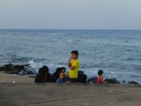 Saat detikTravel menyambangi Jeddah beberapa waktu lalu, banyak turis lokal yang menikmati sunrise di pantai tersebut. Anak-anak kecil pun berlarian di pinggir pantai yang sudah di-paving block (Sastri/detikTravel)