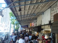Meski hanya buka sampai sore hari, Tsukiji Fish Market selalu ramai oleh turis. Di sinilah, turis bisa merasakan geliat hidup masyarakat Tokyo yang berbelanja ikan. Sekaligus, juga ikut menyicipi aneka seafood (Afif/detikTravel)