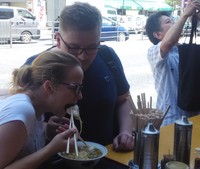 Satu hal yang jadi kegiatan turis di Tsukiji Fish Market yakni wisata kuliner. Silakan berburu sushi sampai ramen yang harganya kisaran ratusan Yen (Afif/detikTravel)