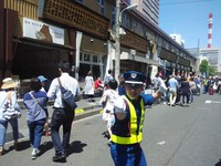 Di Tsukiji Market, sangat penuh lalu lalang orang. Tenang saja, terdapat beberapa petugas setempat yang akan membantu para penyeberang jalan untuk berhati-hati ketika ada kendaraan yang lewat (Afif/detikTravel)