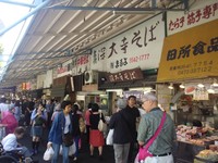 Kebanyakan, traveler yang baru pertama kali ke Tsukiji Fish Market akan menganggap sebelah mata. Namun dijamin mereka pasti terkesan dan tak cukup sebentar untuk jalan-jalan di sana (Afif/detikTravel)