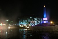 Menikmati wisata Kota Malang malam hari tidak hanya bisa dilakukan dengan wisata kuliner. Nongkrong asyik di taman kota juga bisa dilakukan di Tugu Bundaran (Fitraya/detikTravel)