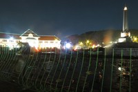 Di taman ini ada tugu yang dikelilingi kolam teratai yang cantik dan air mancur. Di sekeliling kolam ada lagi taman dan area hijau untuk dinikmati para pengunjung (Fitraya/detikTravel)