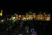 Suasana Tugu Bundaran Malang pada malam hari di akhir pekan. Banyak warga dan wisatawan yang duduk-duduk menikmati suasana taman (Fitraya/detikTravel)