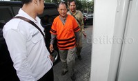 Saat keluar dari gedung KPK, Made memilih bungkam.
