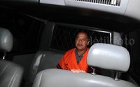 Made memasuki mobil tahanan KPK.