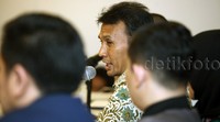 Adapun, terkait hubungannya dengan Kaligis, Gubernur Gatot mengakui bahwa Kaligis adalah pengacaranya sebagai Gubernur Sumut. Dia mengenal Kaligis sejak menikahi Evy Susanti.