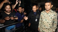 Gatot keluar gedung KPK usai menjalani pemeriksaan.