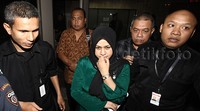 Evy keluar gedung KPK usai menjalani pemeriksaan selama 14 jam. Khusus untuk Evy, penyidik mencecar perempuan berhijab itu terkait sumber uang yang diberikannya ke OC Kaligis.