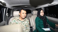 Gatot dan Evy memasuki mobil yang akan membawanya meninggalkan gedung KPK.