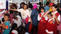 Pengunjung berjubel di sekeliling area penjualan sambil menanyakan harga dan transaksi. Pool/Lamhot Aritonang/detikFoto.