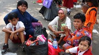 Sejumlah anak yang kelelahan beristirahat dengan duduk di sekitar arena pameran. Pool/Lamhot Aritonang/detikFoto.