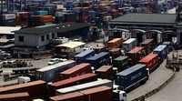 Antrean truk kontainer tampak mengular panjang.
