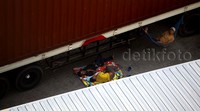 Sopir truk memilih tidur di samping truk.