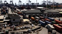 Antrean panjang truk kontainer yang hendak melakukan proses bongkar muat peti kemas di terminal peti kemas JICT Tanjung Priok, Jakarta Utara.